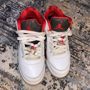 Jordan 5 Retro 2016 good condition and can be cleaned to look even better !